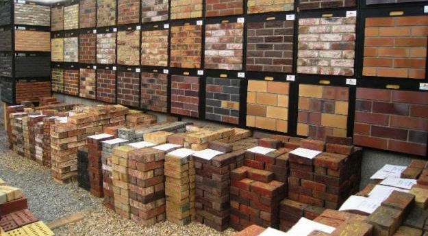 Выбирая фасадный материал из натурального клинкера, важно учесть все нюансы: стоимость, технологию монтажа, конструктивные особенности здания и многое другое